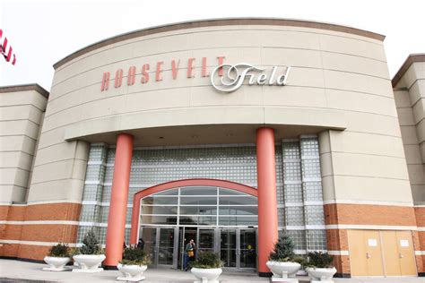 shoe stores roosevelt field mall.